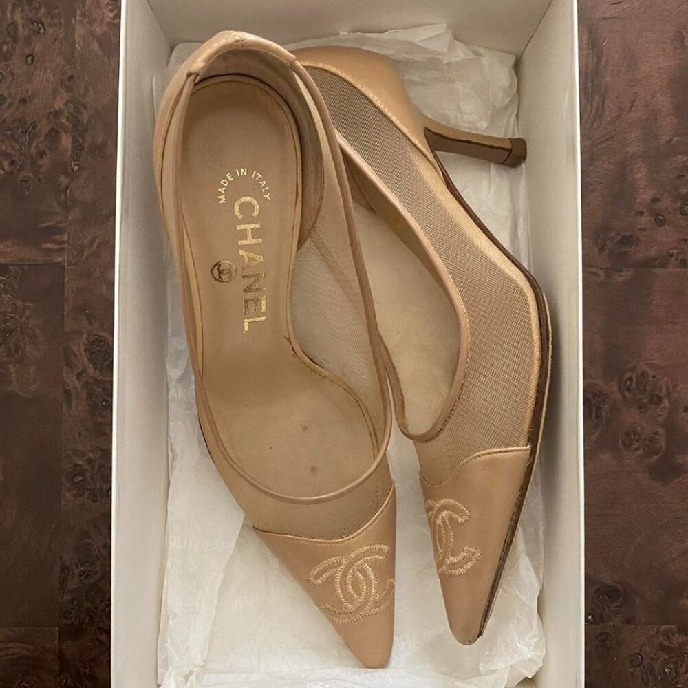 Chanel mesh pumps in beige leather, embroidered CC logo